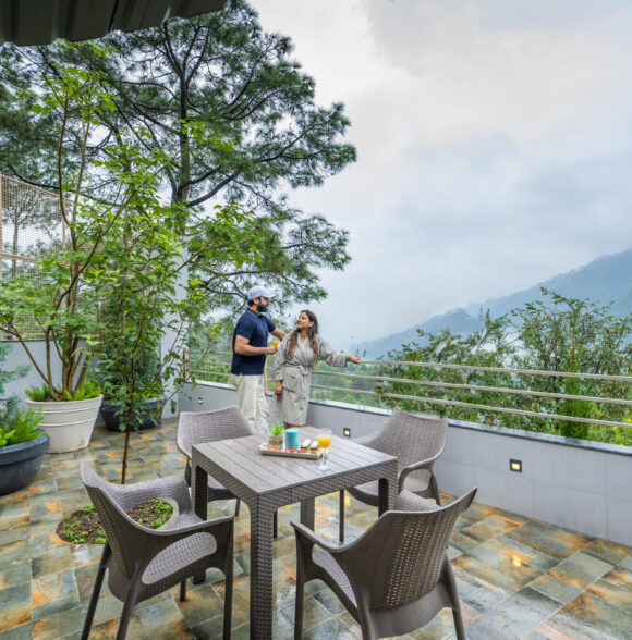 Uber-Luxury Villa near Kasauli | Heated Pool + Jacuzzi + Home-Theater